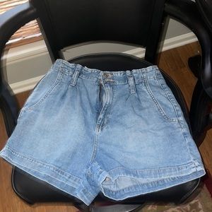 American Eagle high waisted Jean mom shorts! Size 6! In nearly new condition!